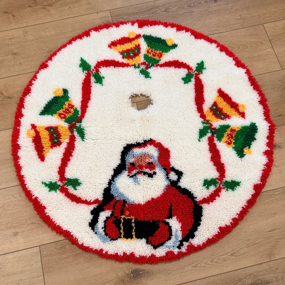 EXCELLENT Vintage 70s Large Shillcraft Santa Christmas Tree Skirt Latch Hook